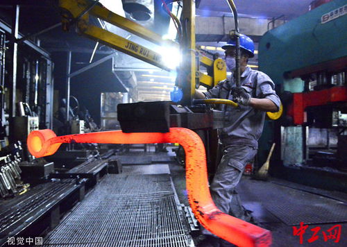 湖北十堰汽车产业工人 高温下的坚守与奋斗